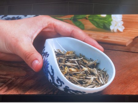 通山縣培訓學校室內全彩P2.5安裝完畢   尺寸:8.96X4.64   像素點:3584X1856