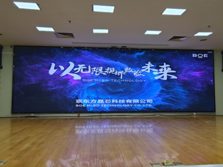 丁字橋***公司BTQ020安裝完畢，尺寸7.68x2.4m，像素點(diǎn)3840x1200