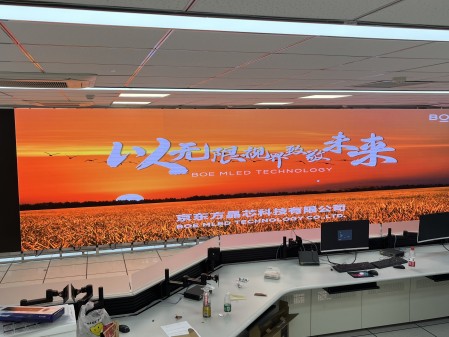 **汽車測試場COB1.2安裝調(diào)試完成   尺寸: 13.8*2.3625    像素點(diǎn) :11040*1890