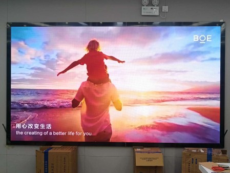 荊門華銘廣場(chǎng)p1.53指導(dǎo)安裝完畢   尺寸：3.2m*1.76m；分辨率：2080*1144