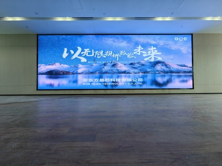 荊州某產(chǎn)業(yè)園p2.5全彩安裝調(diào)試完畢    尺寸：9.6×3.36； 像素點(diǎn)：3840×1344