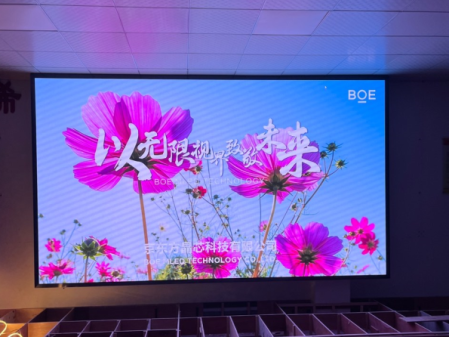 武穴**訓(xùn)練中心P1.8安裝完成 尺寸 ：4.48*2.56； 分辨率 ：2408*1376