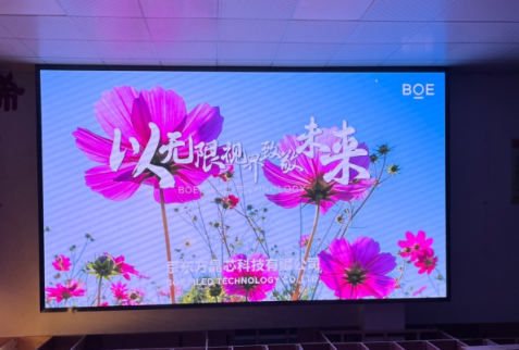 武穴**訓(xùn)練中心P1.8安裝完成 尺寸 ：4.48*2.56； 分辨率 ：2408*1376