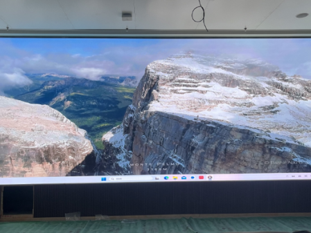 武漢***科技公司會議室屏安裝調試完畢！ 像素點： 5200??1976 ；尺寸 ：8??3.04