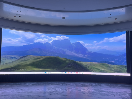 武漢***科技公司弧形屏安裝調(diào)試完畢！? 像素點(diǎn)： 5824??1872； 尺寸： 8.96??2.88