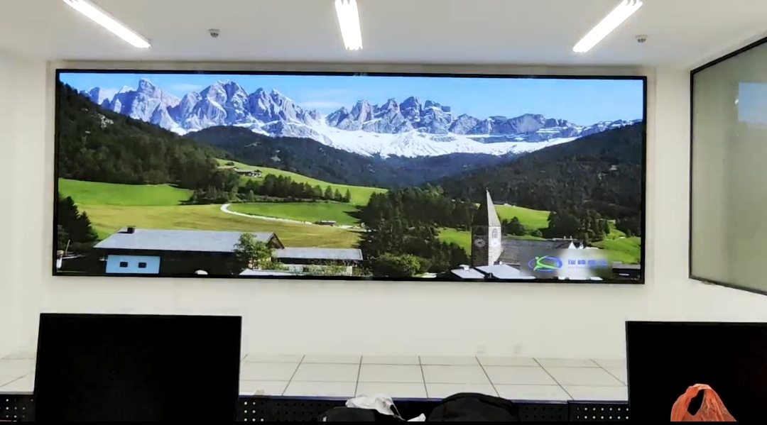 英語(yǔ)山紅花水庫(kù)P1.86安裝調(diào)試完成   尺寸：6.08×2.08   像素點(diǎn)：3268×1118