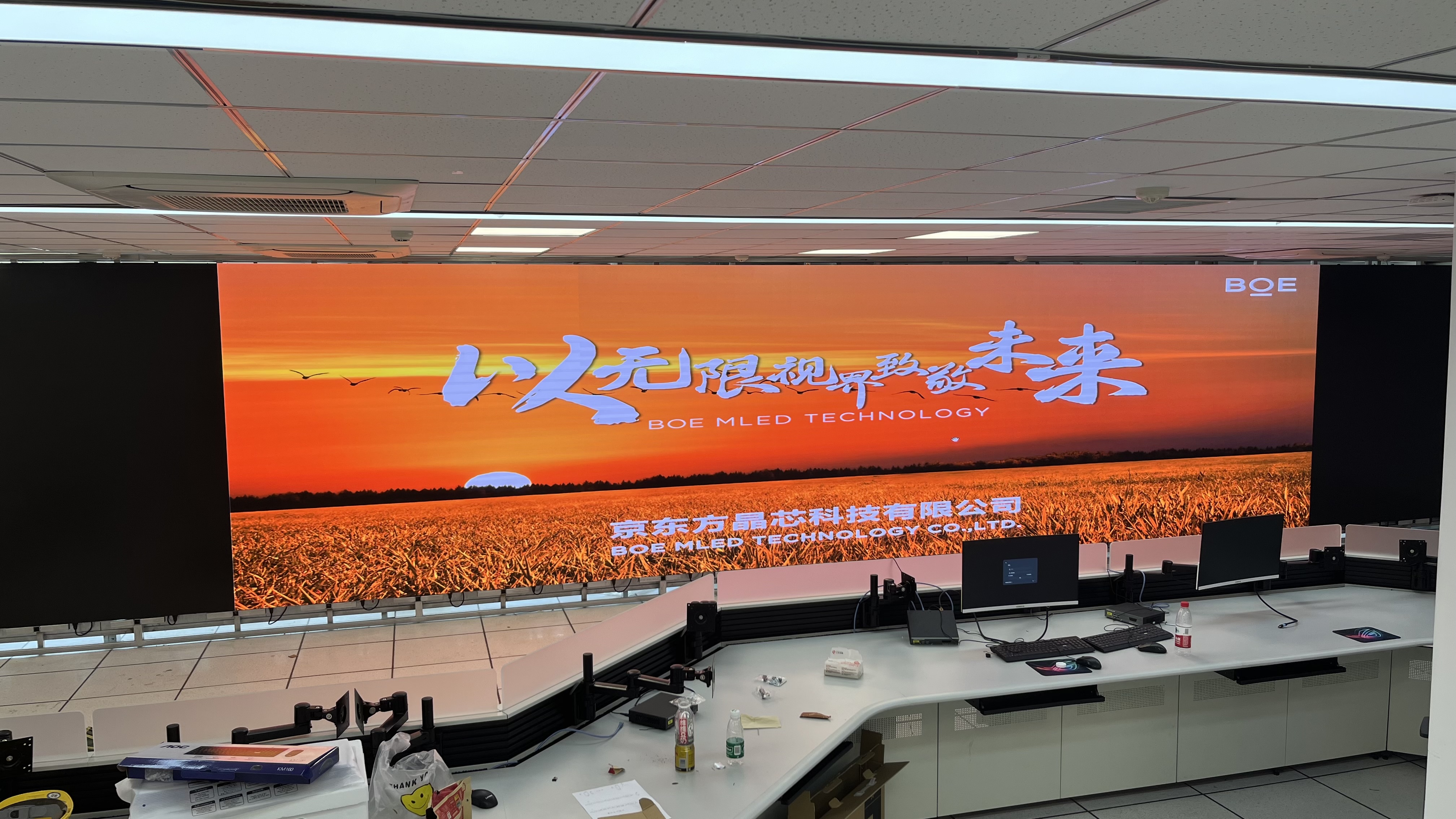 **汽車測試場COB1.2安裝調試完成   尺寸: 13.8*2.3625    像素點 :11040*1890