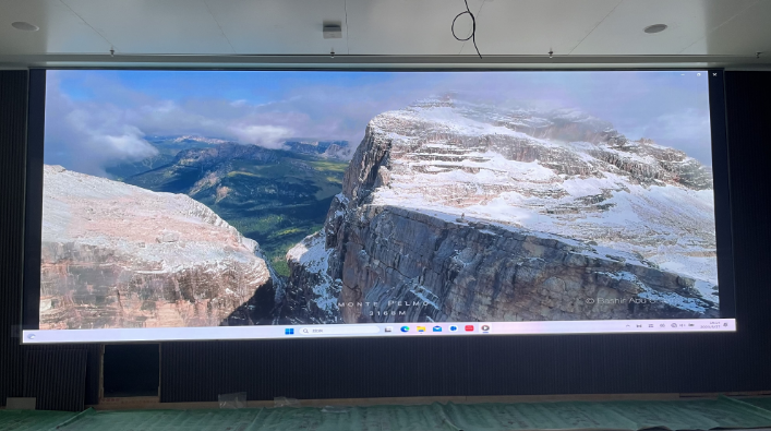 武漢***科技公司會議室屏安裝調試完畢！ 像素點： 5200??1976 ；尺寸 ：8??3.04