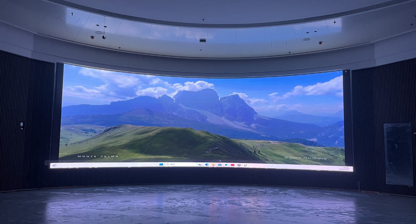 武漢***科技公司弧形屏安裝調(diào)試完畢！? 像素點(diǎn)： 5824??1872； 尺寸： 8.96??2.88